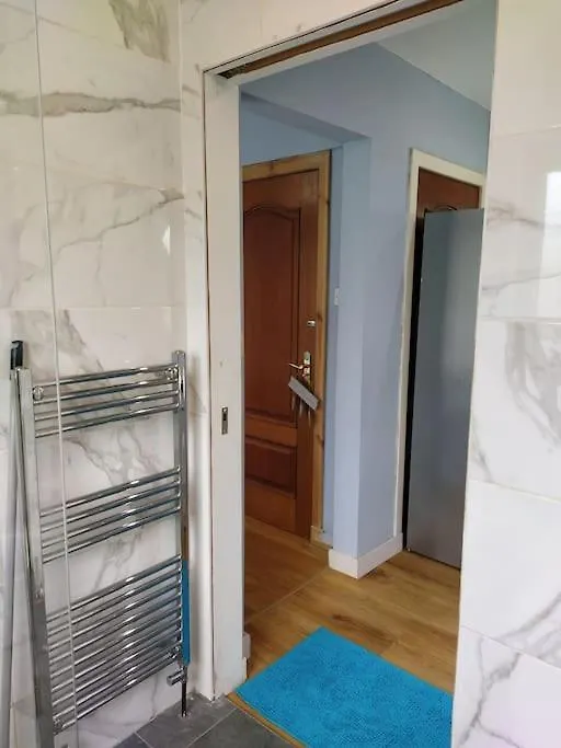 Studio Flat, Frequent Buses, 1-Minute Walk To Bus Stop, 15 Minutes To City Center Apartment Edinburgh 0*,