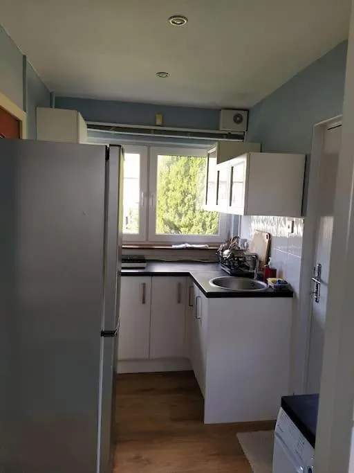 Studio Flat, Frequent Buses, 1-Minute Walk To Bus Stop, 15 Minutes To City Center Apartment Edinburgh 0*,