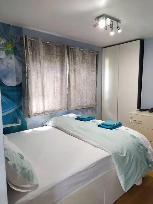 Studio Flat, Frequent Buses, 1-Minute Walk To Bus Stop, 15 Minutes To City Center Apartment Edinburgh