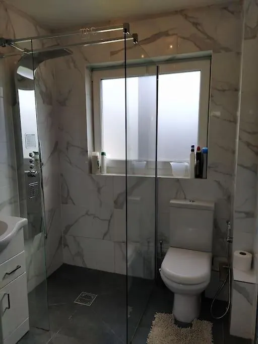 Studio Flat, Frequent Buses, 1-Minute Walk To Bus Stop, 15 Minutes To City Center Apartment Edinburgh