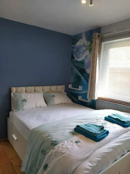 Studio Flat, Frequent Buses, 1-Minute Walk To Bus Stop, 15 Minutes To City Center Apartment Edinburgh