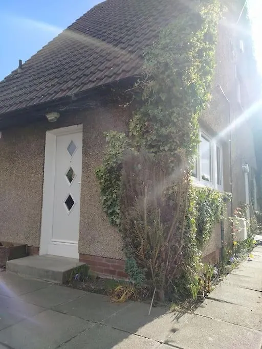 Studio Flat, Frequent Buses, 1-Minute Walk To Bus Stop, 15 Minutes To City Center Apartment Edinburgh