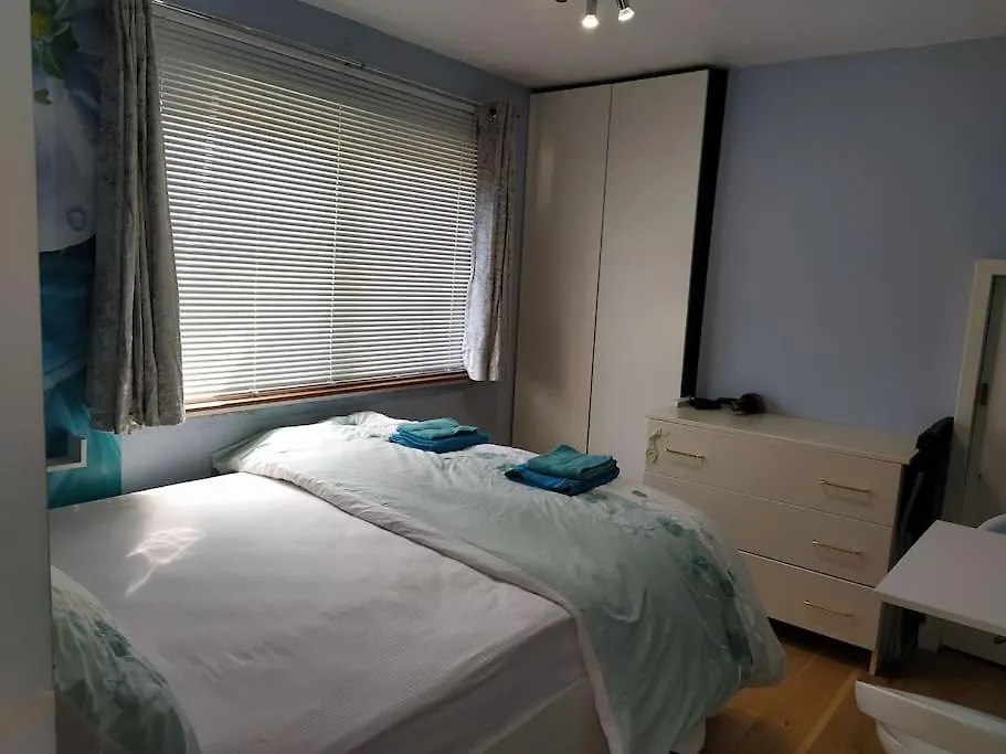 Studio Flat, Frequent Buses, 1-Minute Walk To Bus Stop, 15 Minutes To City Center Apartment Edinburgh United Kingdom