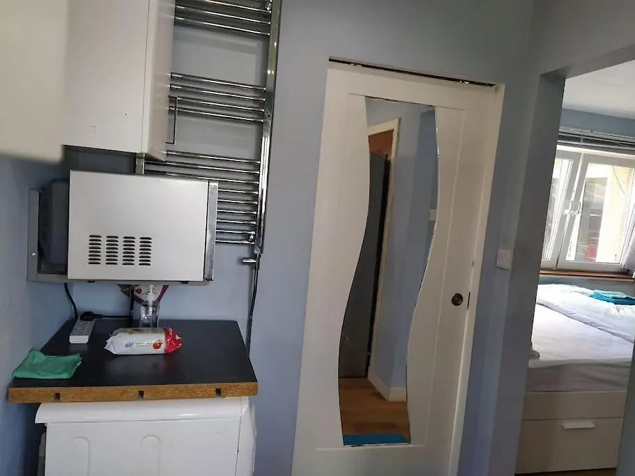 Studio Flat, Frequent Buses, 1-Minute Walk To Bus Stop, 15 Minutes To City Center Apartment Edinburgh 0*,