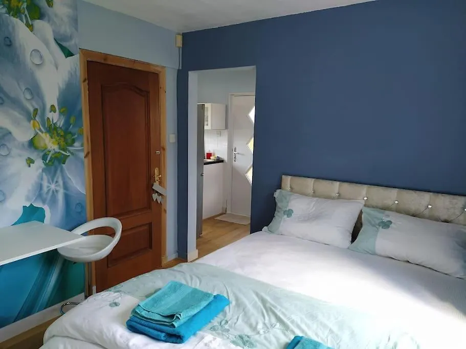 Studio Flat, Frequent Buses, 1-Minute Walk To Bus Stop, 15 Minutes To City Center Apartment Edinburgh