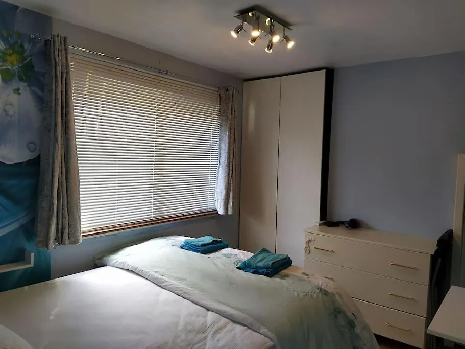 Studio Flat, Frequent Buses, 1-Minute Walk To Bus Stop, 15 Minutes To City Center Apartment Edinburgh