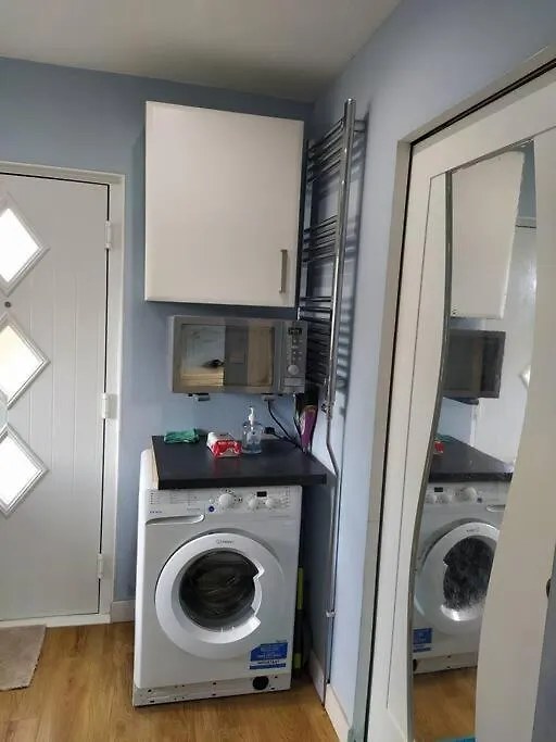 Studio Flat, Frequent Buses, 1-Minute Walk To Bus Stop, 15 Minutes To City Center Apartment Edinburgh United Kingdom
