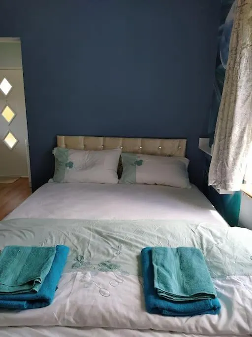 Studio Flat, Frequent Buses, 1-Minute Walk To Bus Stop, 15 Minutes To City Center Apartment Edinburgh 0*,  United Kingdom