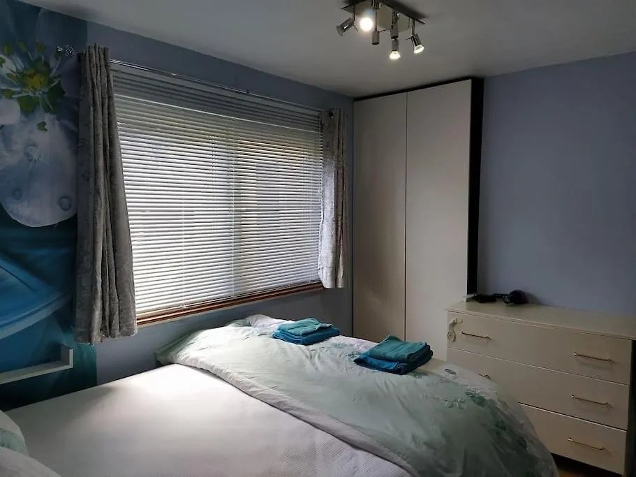 Studio Flat, Frequent Buses, 1-Minute Walk To Bus Stop, 15 Minutes To City Center Apartment Edinburgh 0*,  United Kingdom