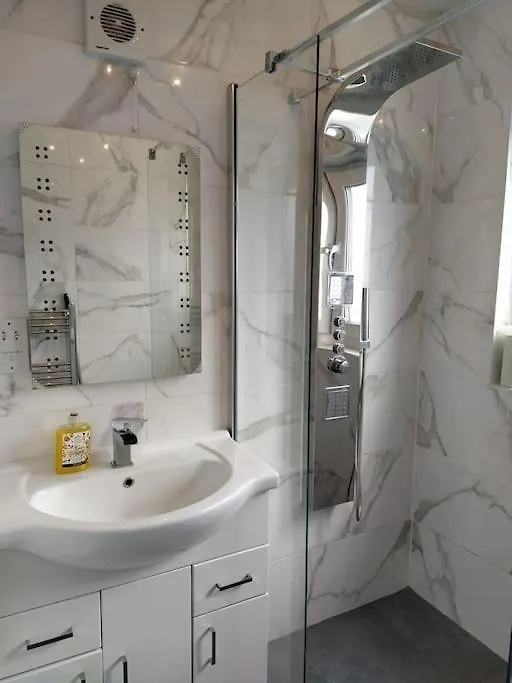 Studio Flat, Frequent Buses, 1-Minute Walk To Bus Stop, 15 Minutes To City Center Apartment Edinburgh