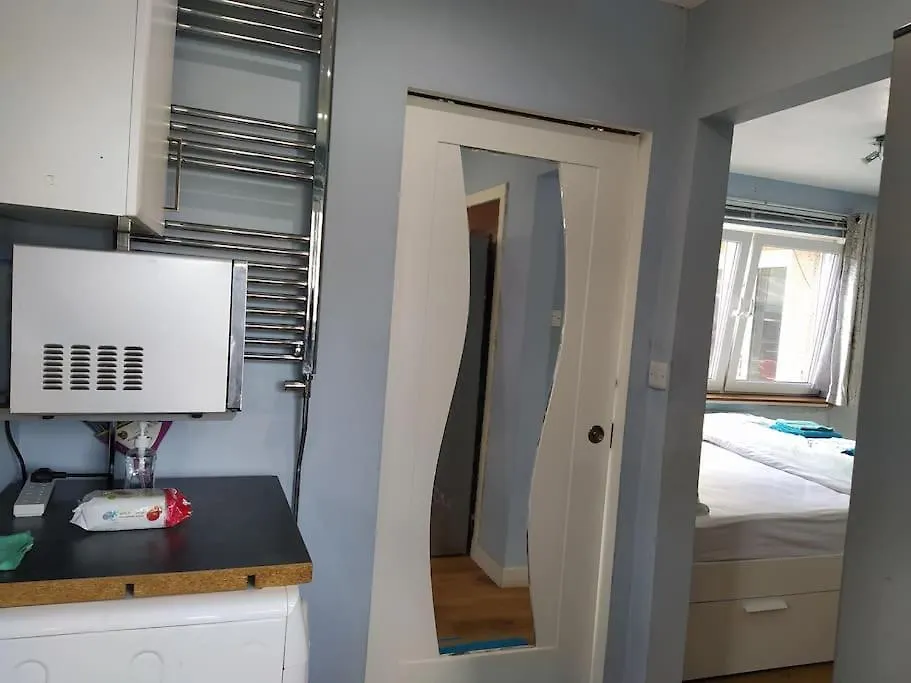 Studio Flat, Frequent Buses, 1-Minute Walk To Bus Stop, 15 Minutes To City Center Apartment Edinburgh