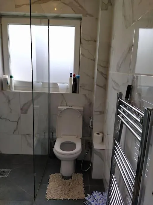 Studio Flat, Frequent Buses, 1-Minute Walk To Bus Stop, 15 Minutes To City Center Apartment Edinburgh