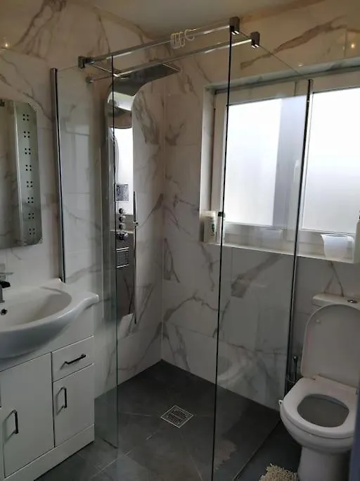 Studio Flat, Frequent Buses, 1-Minute Walk To Bus Stop, 15 Minutes To City Center Apartment Edinburgh 0*,