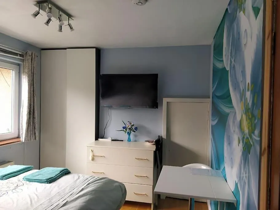 Studio Flat, Frequent Buses, 1-Minute Walk To Bus Stop, 15 Minutes To City Center Apartment Edinburgh