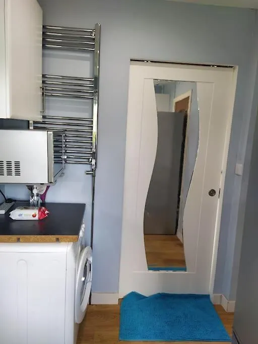 Studio Flat, Frequent Buses, 1-Minute Walk To Bus Stop, 15 Minutes To City Center Apartment Edinburgh