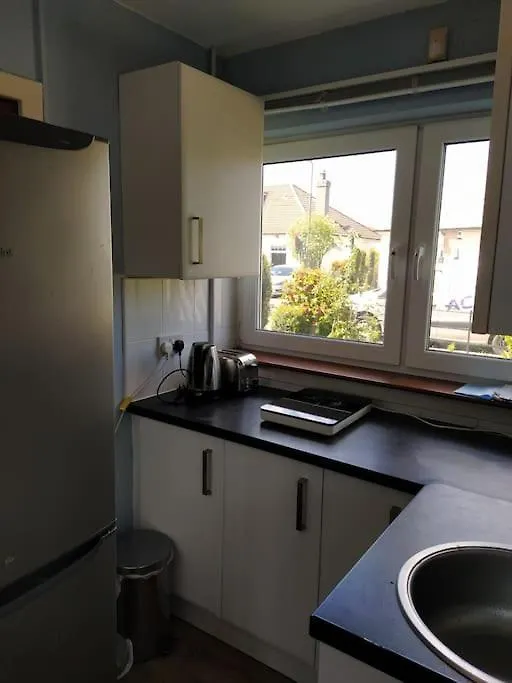 Studio Flat, Frequent Buses, 1-Minute Walk To Bus Stop, 15 Minutes To City Center Apartment Edinburgh