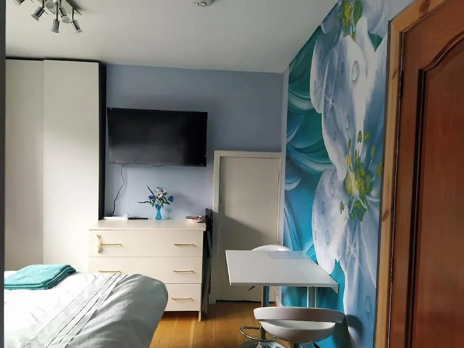 Studio Flat, Frequent Buses, 1-Minute Walk To Bus Stop, 15 Minutes To City Center Apartment Edinburgh