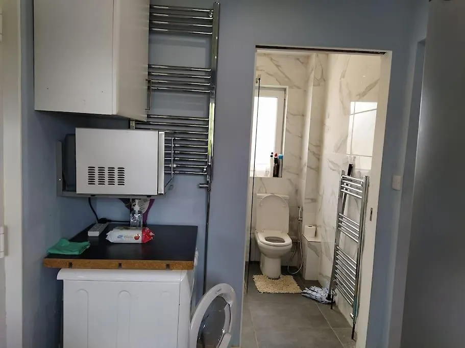 Studio Flat, Frequent Buses, 1-Minute Walk To Bus Stop, 15 Minutes To City Center Apartment Edinburgh