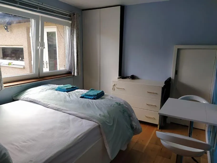 Studio Flat, Frequent Buses, 1-Minute Walk To Bus Stop, 15 Minutes To City Center Apartment Edinburgh