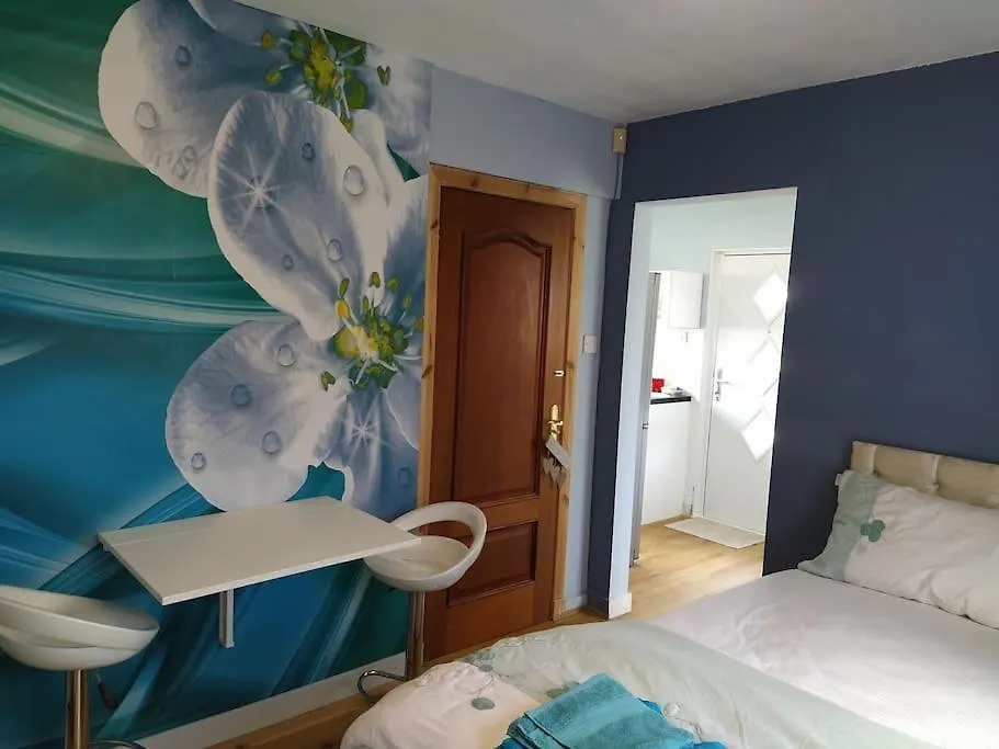 Studio Flat, Frequent Buses, 1-Minute Walk To Bus Stop, 15 Minutes To City Center Apartment Edinburgh