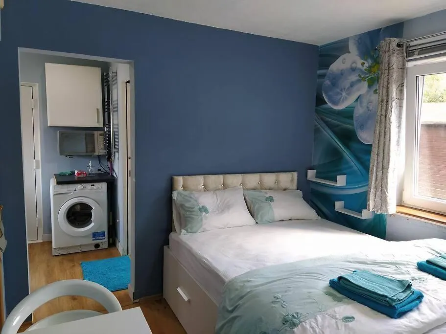 Studio Flat, Frequent Buses, 1-Minute Walk To Bus Stop, 15 Minutes To City Center Apartment Edinburgh