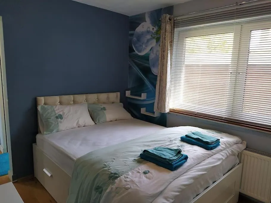 Studio Flat, Frequent Buses, 1-Minute Walk To Bus Stop, 15 Minutes To City Center Apartment Edinburgh