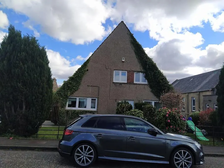 Studio Flat, Frequent Buses, 1-Minute Walk To Bus Stop, 15 Minutes To City Center Apartment Edinburgh