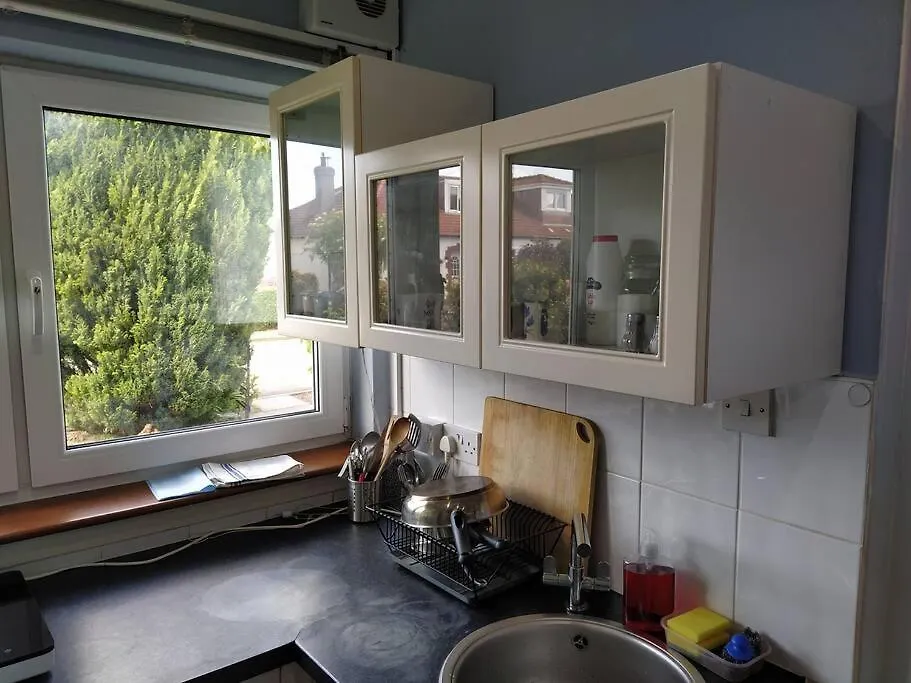 Studio Flat, Frequent Buses, 1-Minute Walk To Bus Stop, 15 Minutes To City Center Apartment Edinburgh