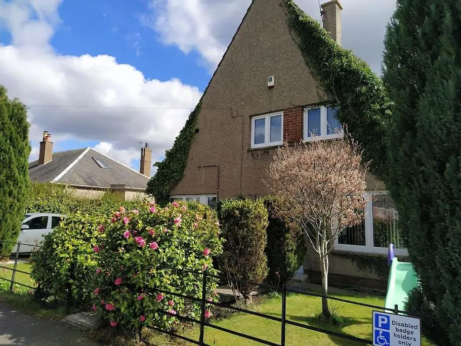 Studio Flat, Frequent Buses, 1-Minute Walk To Bus Stop, 15 Minutes To City Center Apartment Edinburgh